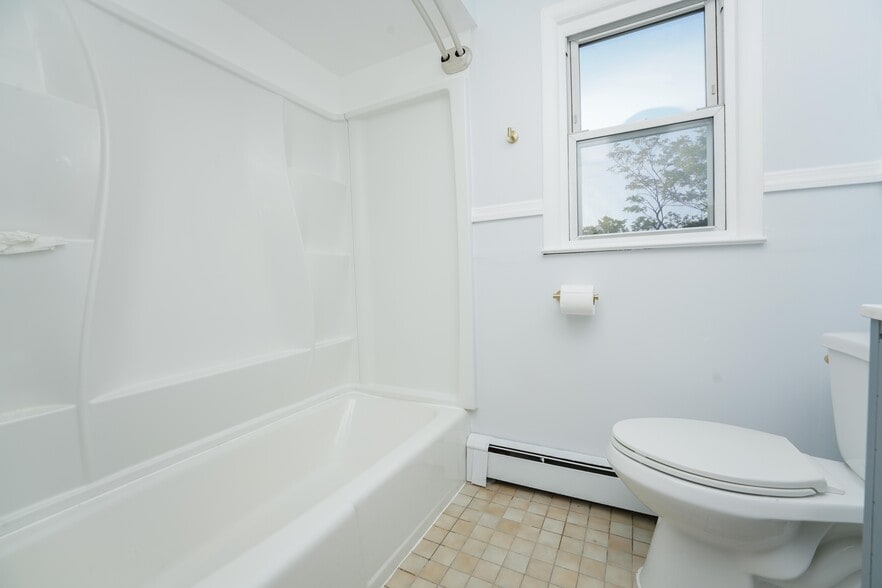 Building Photo - 142 Maple Ave