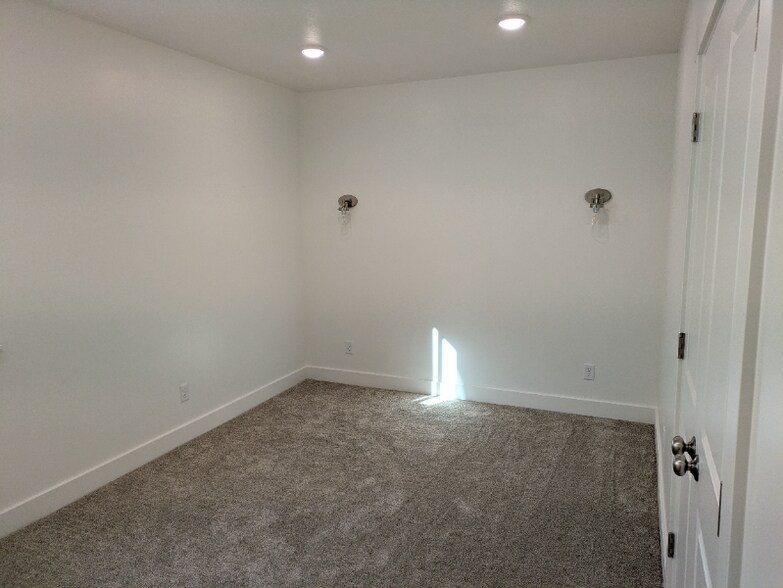 Building Photo - 1595 S 300 W