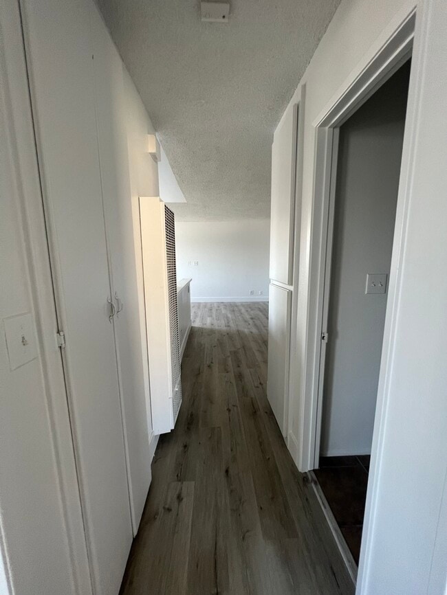 Building Photo - 2 Bed 2 bath 2 Car Garage In Bellflower