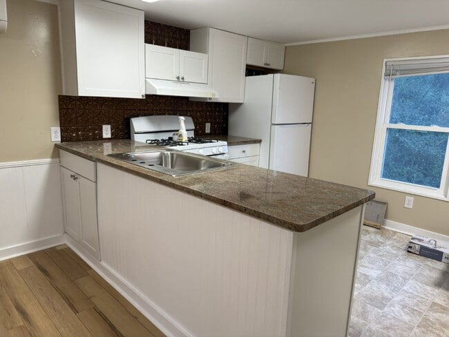 Building Photo - $1,800 - 2 Bedroom / 1 Bath Mobile Home Sitting on the Tuckasegee River