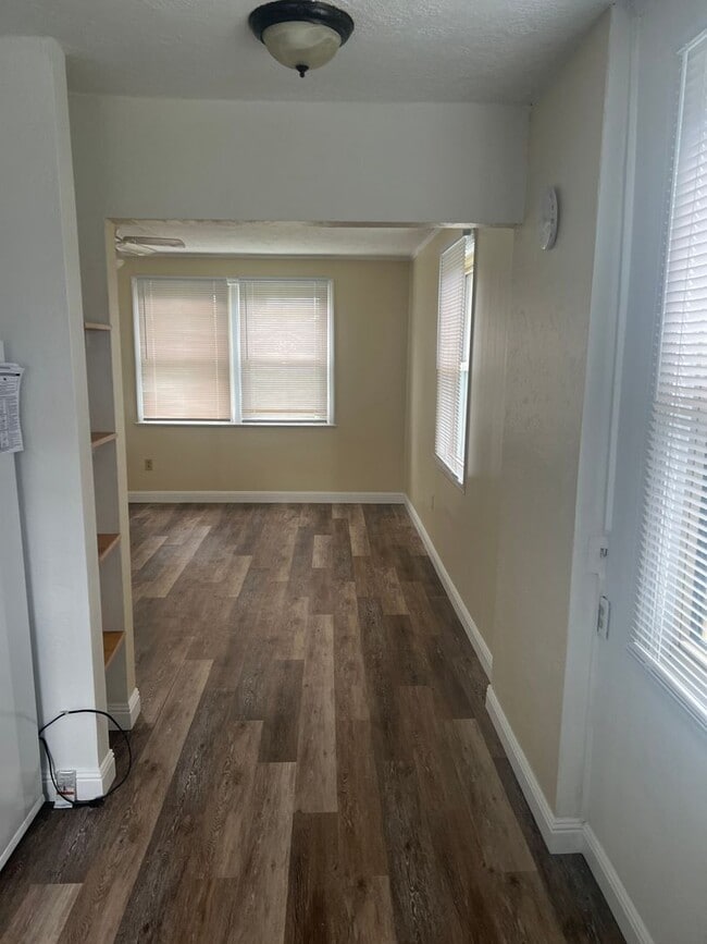 Building Photo - RARE CARSON LANE DUPLEX AVAILABLE