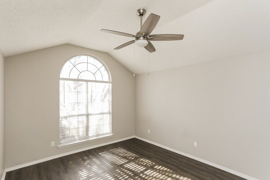 Building Photo - 317 Glen Meadow Dr