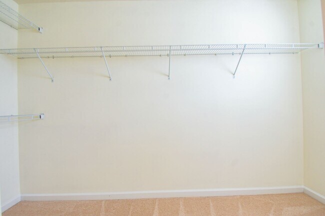 Building Photo - 4 Bedroom 3 Bathroom Home- Pets Okay!