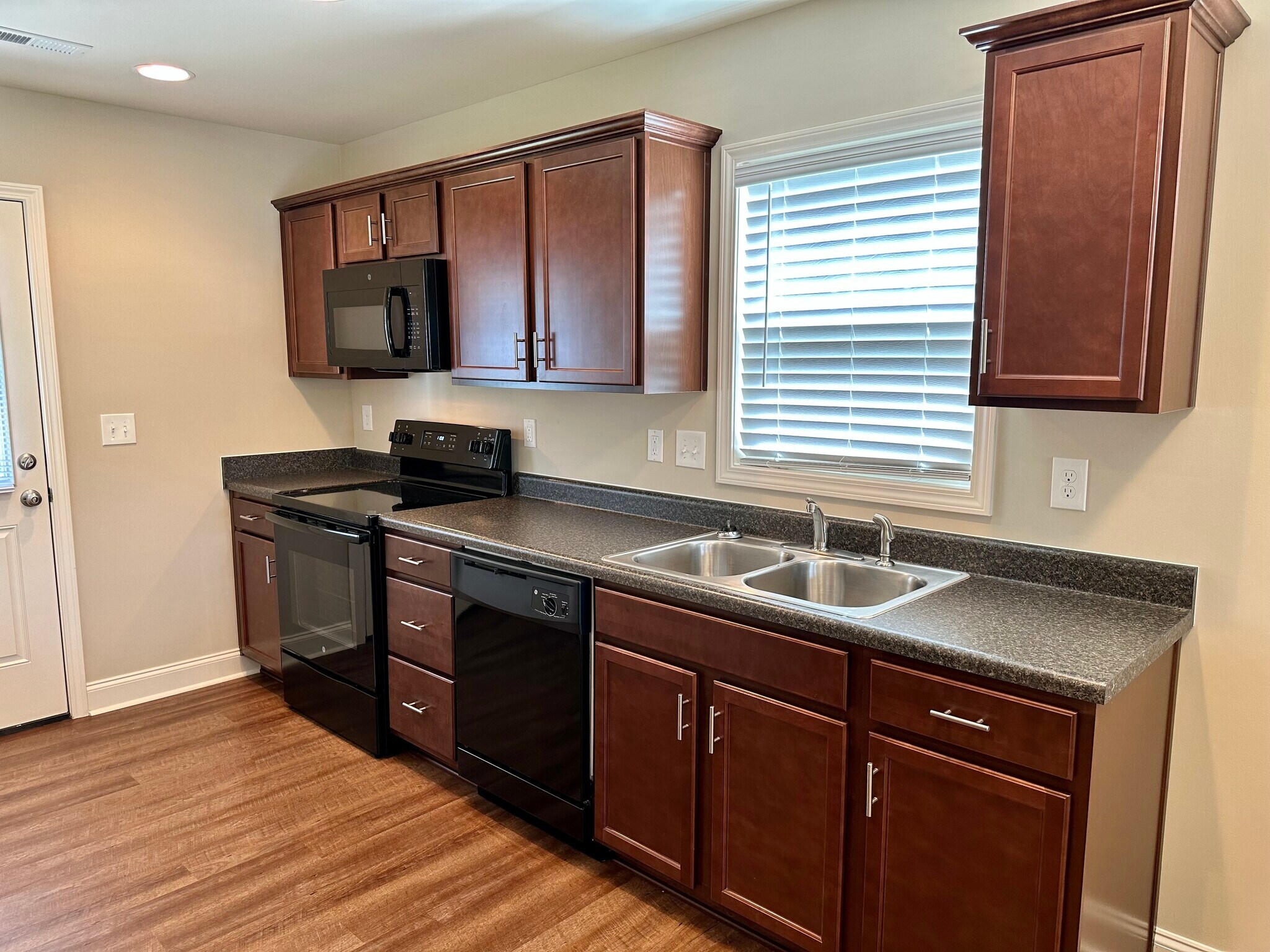 Expansive eat-in kitchen with plenty of light - 891 Old Vinton Mill Rd NE Unit B