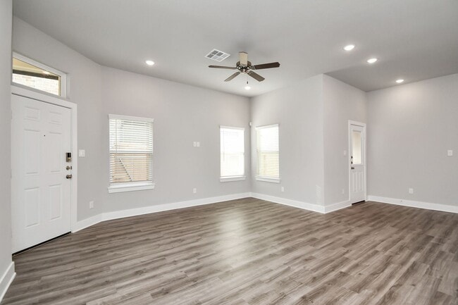 Building Photo - 21014 Bay Vlg Dr