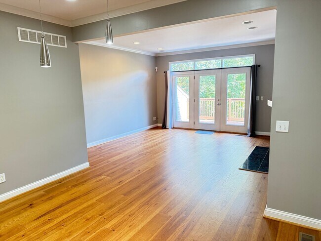 Building Photo - 2550 Cleinview Ave