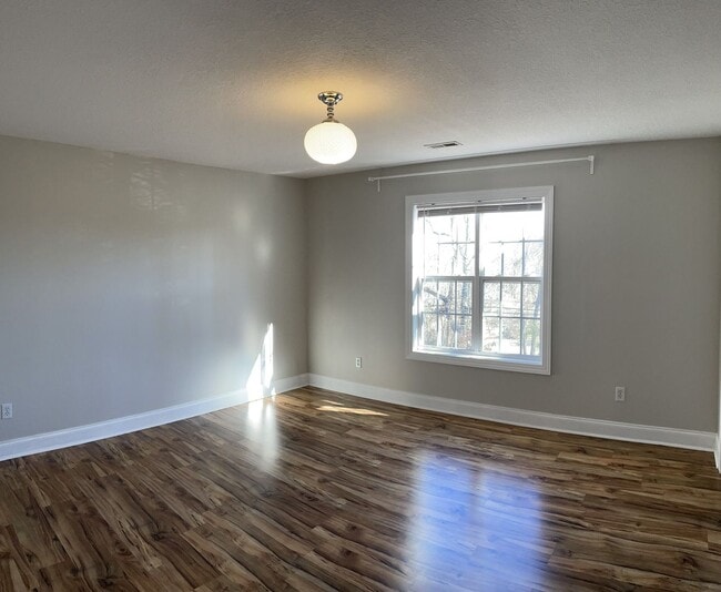 Building Photo - Spacious home with tons of upgrades! 4 Bedrooms/3.5 bathrooms
