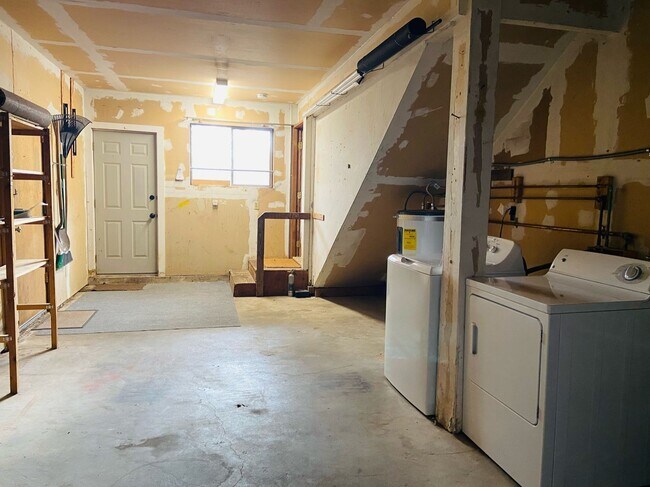 Building Photo - Cute 3 Bedroom Home in the Heart of West S...