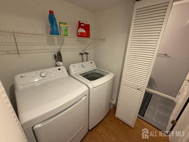 Building Photo - 942 Thomas Ave