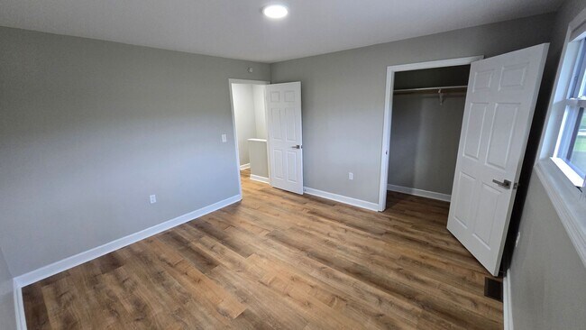 Building Photo - 2 bedroom/1.5 bath Townhouse  Kingsport, TN