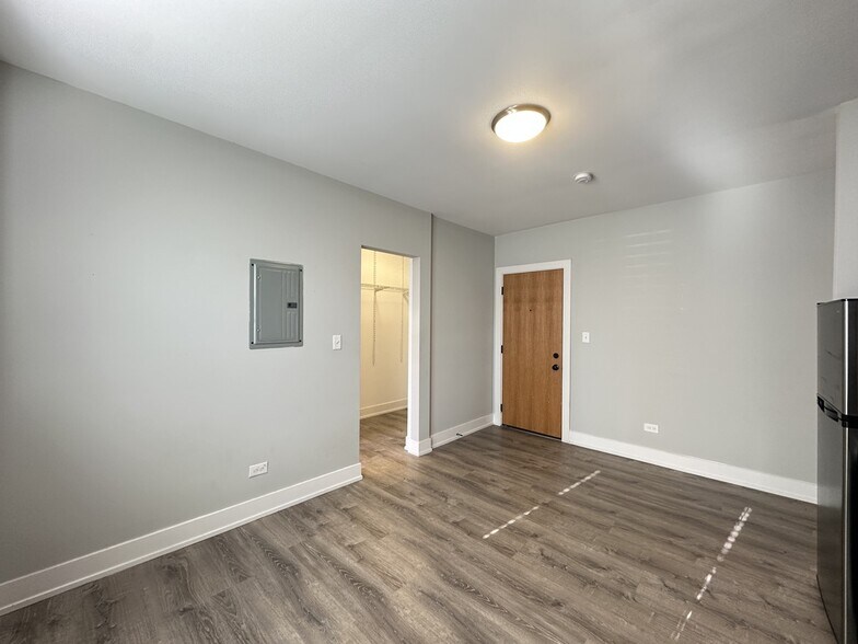 Building Photo - 533 W Belden Ave