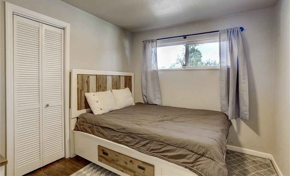 Building Photo - 830 Zion Dr