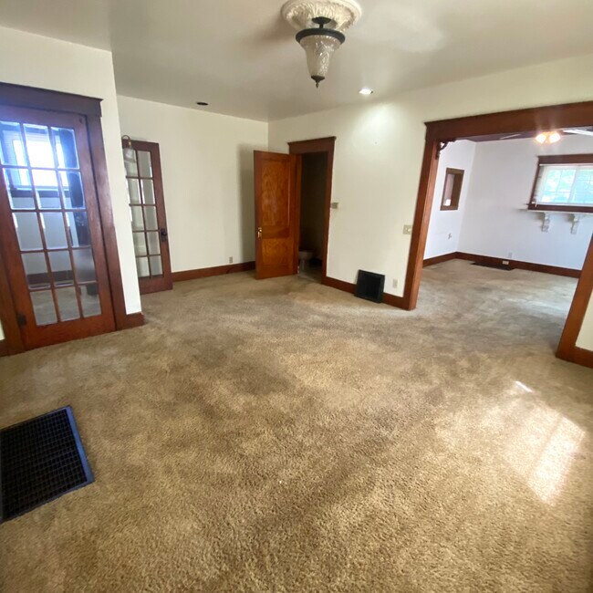 Building Photo - 1706 W Saginaw St