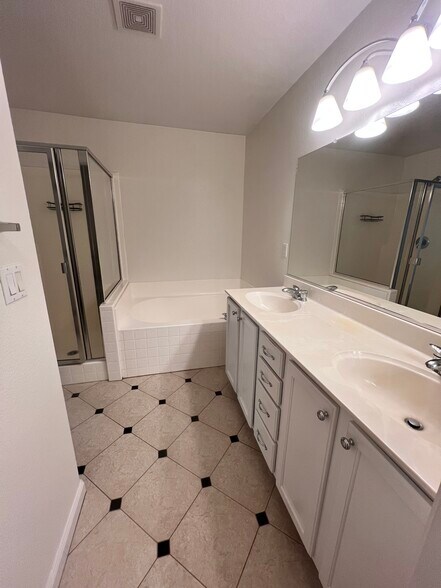 Building Photo - 4402 Esplanade Cir