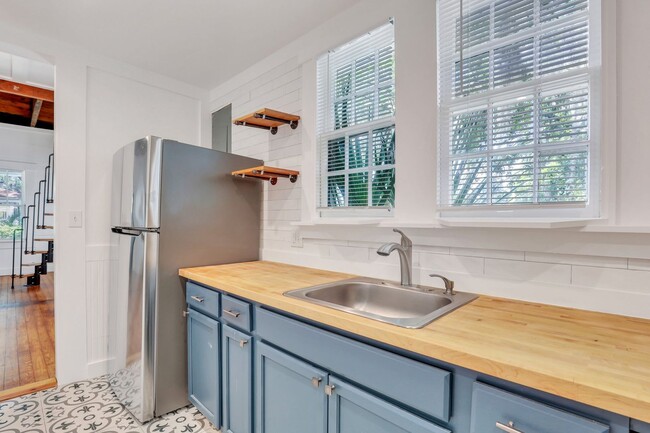 Building Photo - 2 BED | 2 BATH | MIDTOWN | FRESH RENOVATION