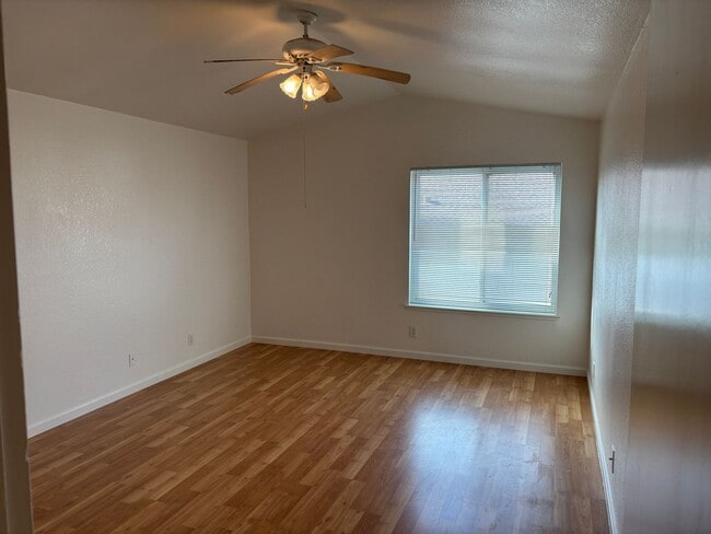 Building Photo - Close to Schools & Shopping