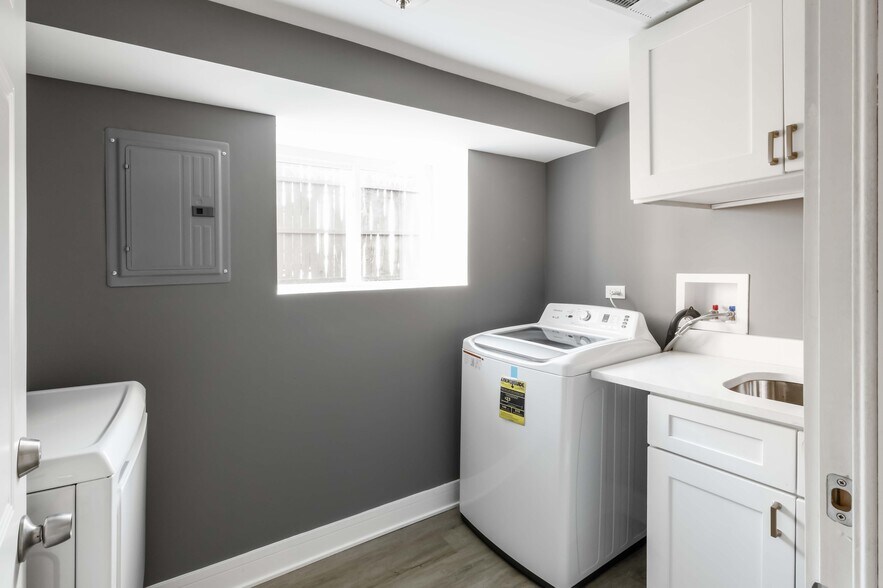 Washer/Dryer - 634 N Hamlin Ave