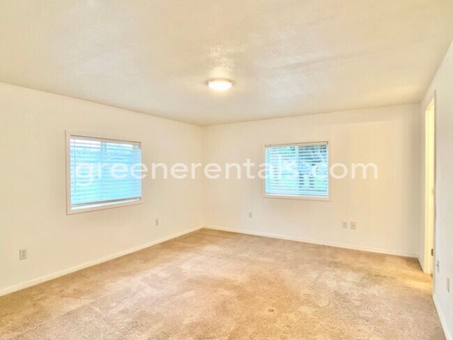Building Photo - 6733 5th Ct SE