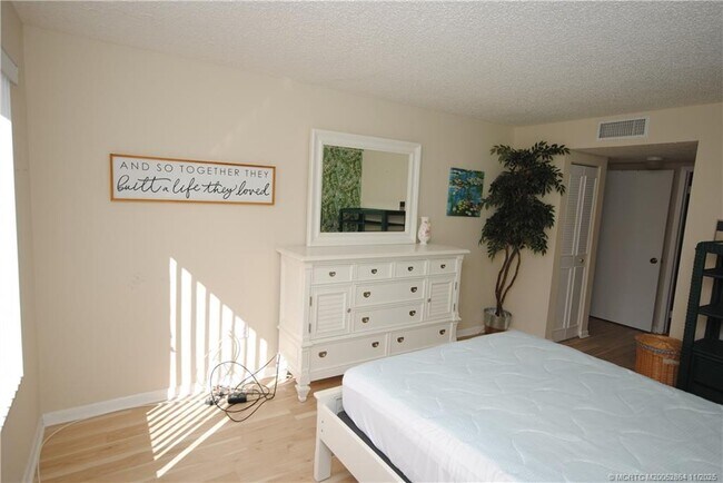 Building Photo - 5333 SE Miles Grant Rd