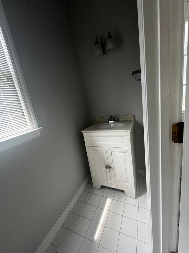 Building Photo - Three Bedroom located in the Ghent Neighborhood