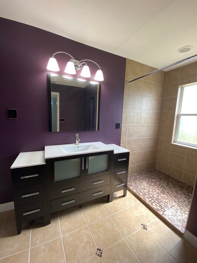 Building Photo - 1804 NW 1st Ave