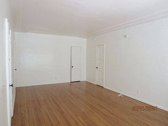 Studio - 5648 W 6th St