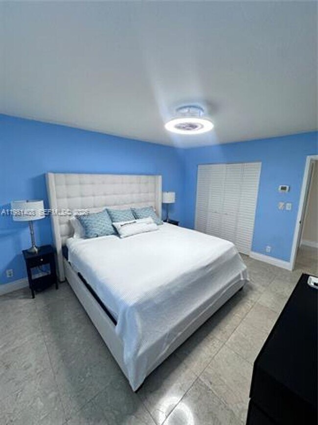 Building Photo - 3140 S Ocean Dr