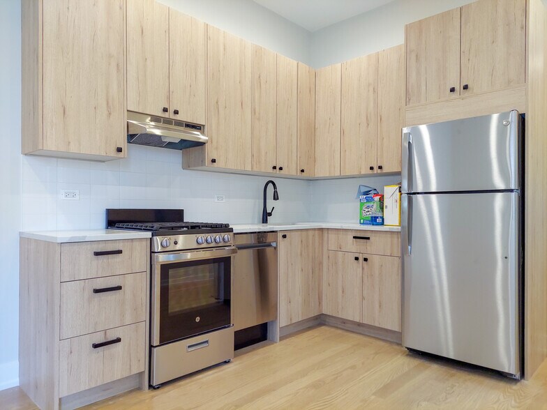 Primary Photo - 2057 W Dickens Ave
