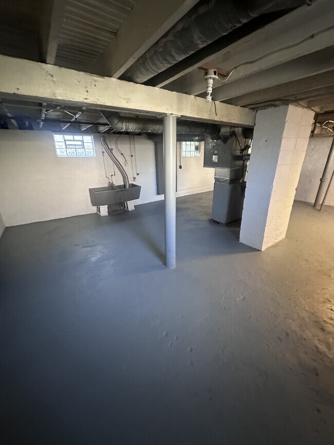 Building Photo - 8009 Vineyard Ave