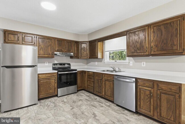 Building Photo - 638 Westwood Dr