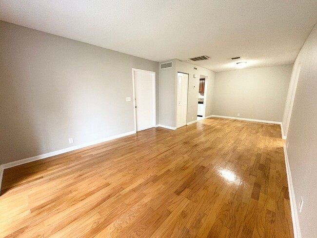Building Photo - Gorgeous 1/1 Condo in Winter Springs ~ Upd...