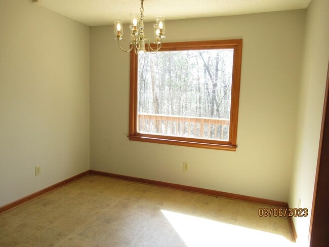 Building Photo - 20 Amos Ct