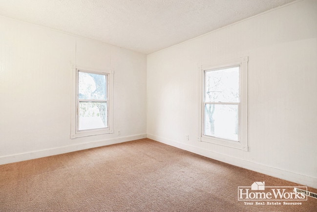 Building Photo - 415 E Broadway St