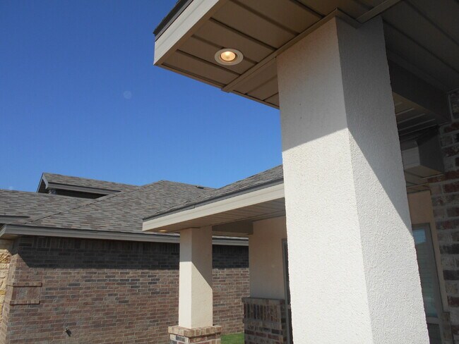 Building Photo - 6 or 12 month lease! Half off first full m...