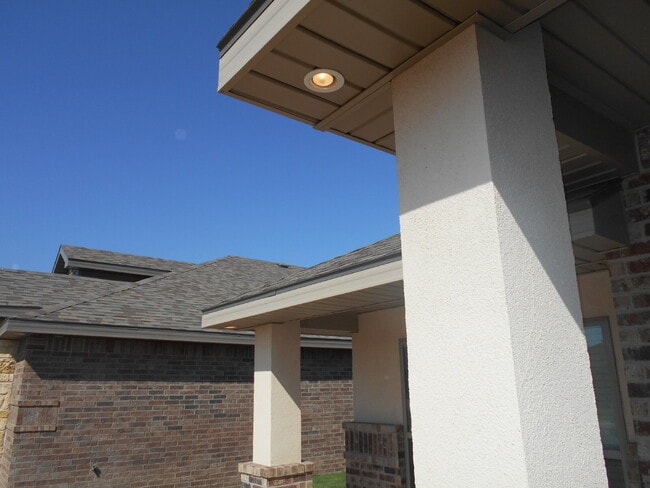 Building Photo - Half off first full month's rent! /Gorgeou...