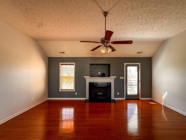 Building Photo - Lovely 4 Bed 2 Bath Home in Hope Mills