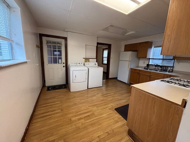 Building Photo - 2 Bedroom Home in Carnegie!