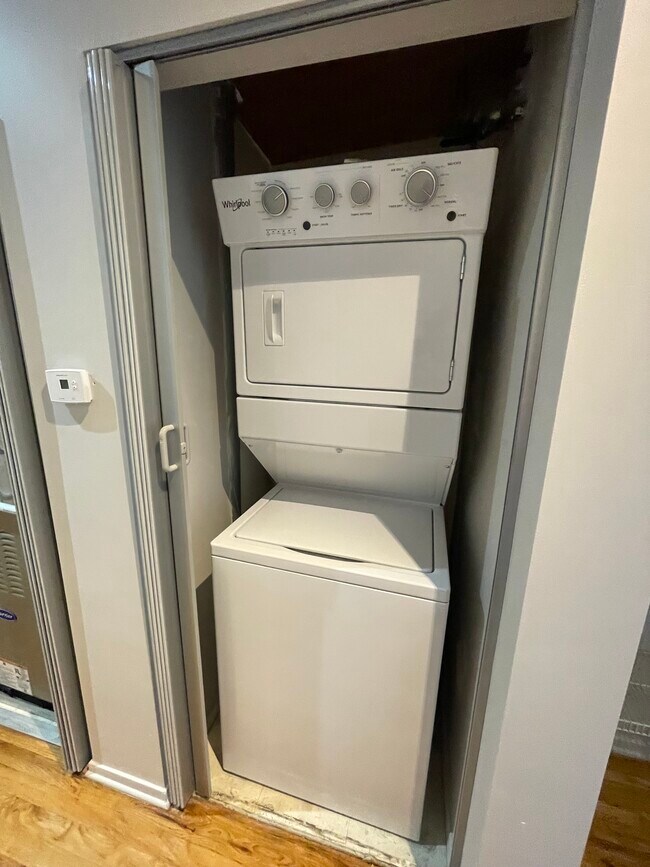 Washer / Dryer - 1500 W Monroe St