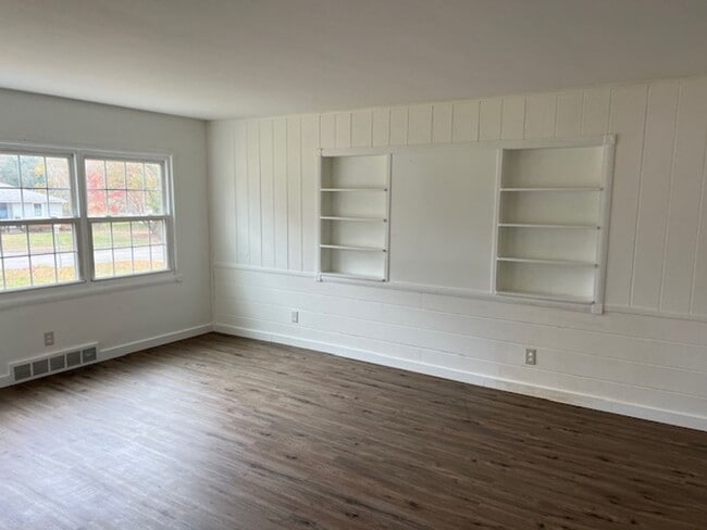 Building Photo - Spacious Kent Ranch w/ Finished Basement & 2-Car Garage