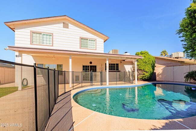 Building Photo - 2547 W Naranja Ave