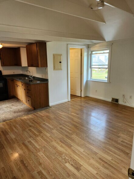 Building Photo - 305 8th St