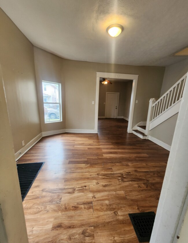 Building Photo - Westside Spacious Three Bedroom Two Story Duplex Near 25th and Capital