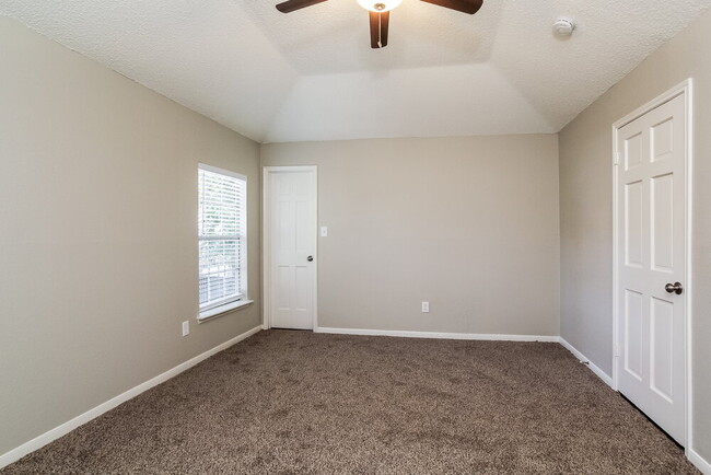 Building Photo - 2305 Parkview Dr