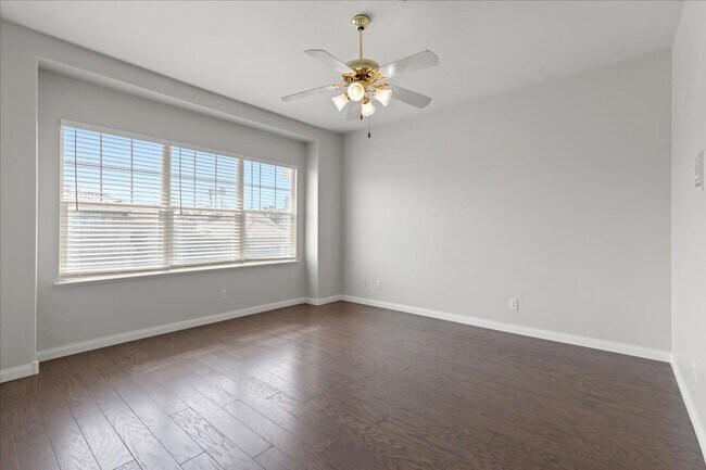 Building Photo - Expansive 4 Bedroom Home with a Pool and L...