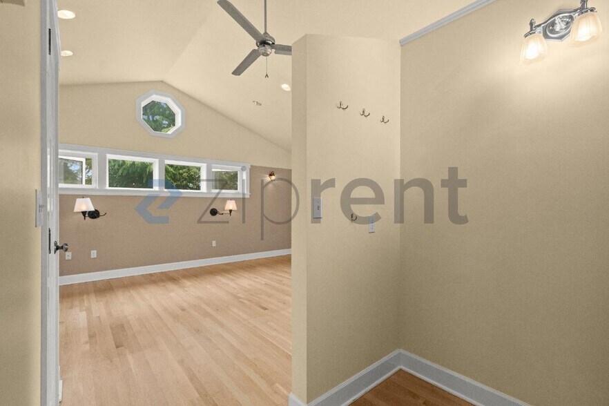 Building Photo - Unit