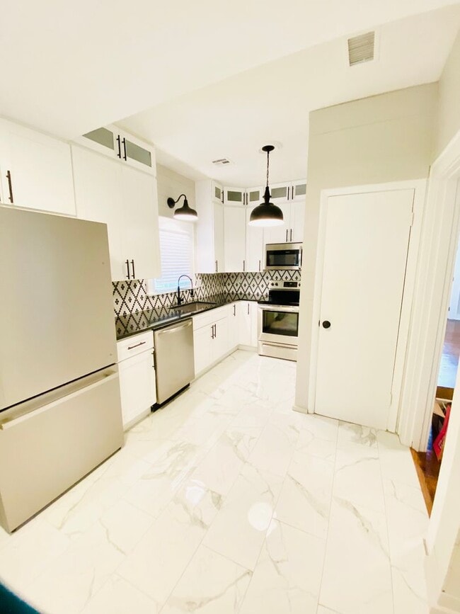 Building Photo - Updated 2 bedroom home with appliances!