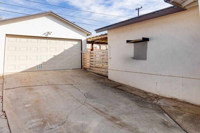 Building Photo - Beautifully Remodeled 4 Bed / 2 Bath Home in Prime Inglewood — Detached Garage + Spacious Yard