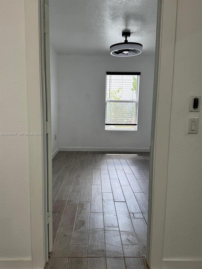 Building Photo - 613 NE 5th St