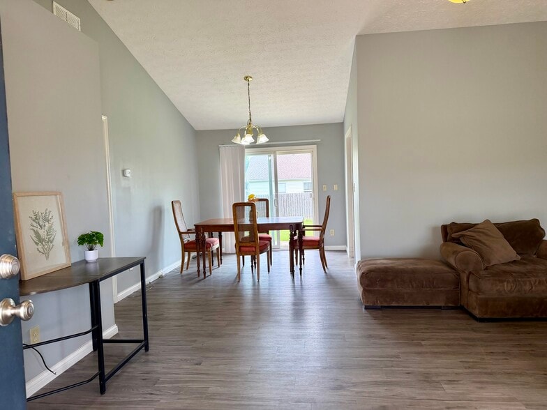 dinning room - 1402 Crusade Dr
