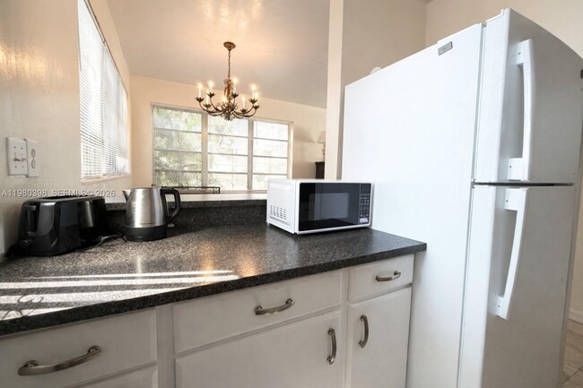 Building Photo - 4710 Pine Tree Dr